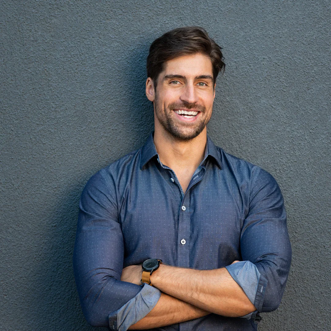 <em>Toni Caseres (40 años)</em>